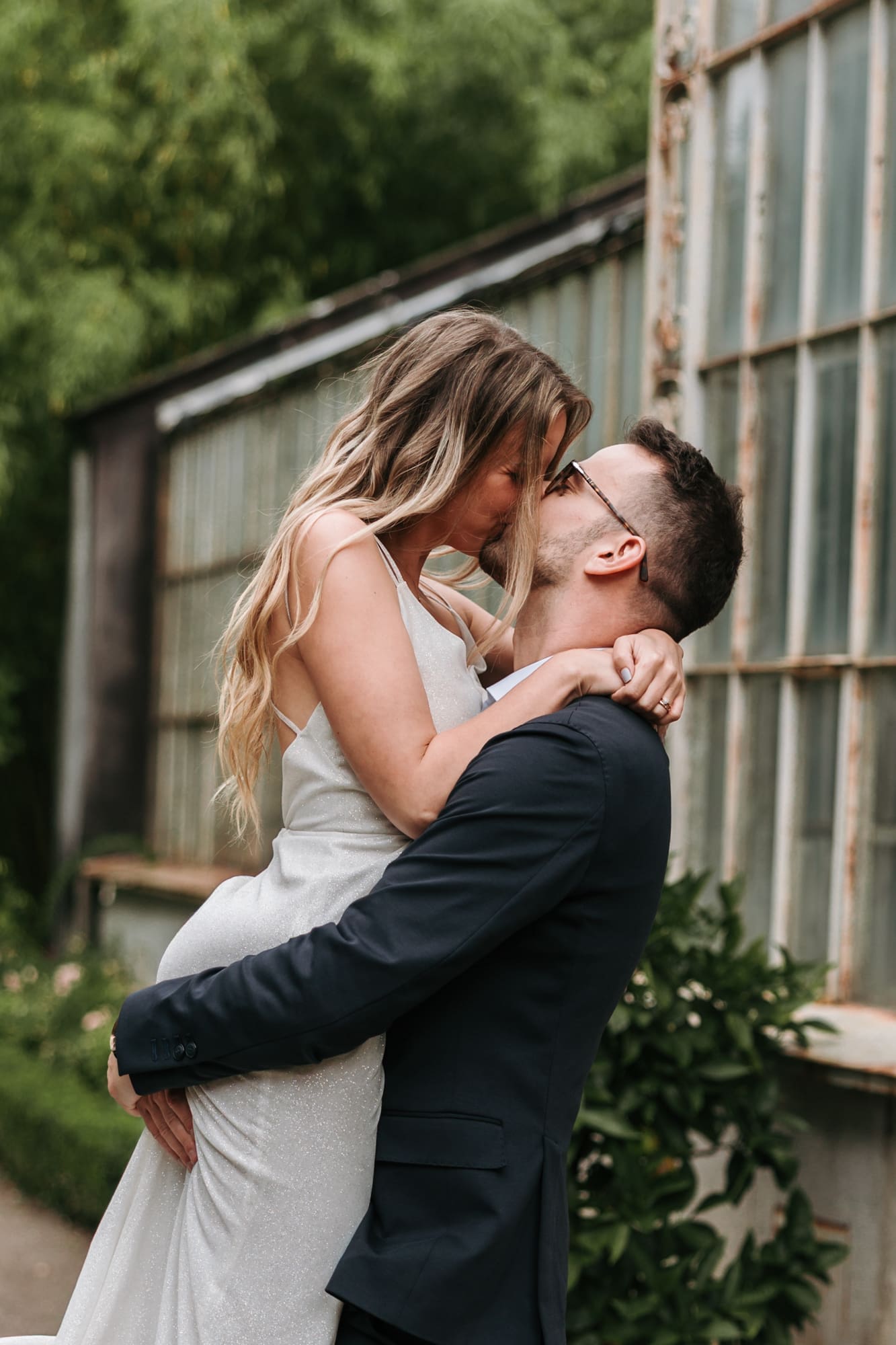 Romantic couple portraits at Villa Mirasasso near Sežana during an intimate wedding in Slovenia.